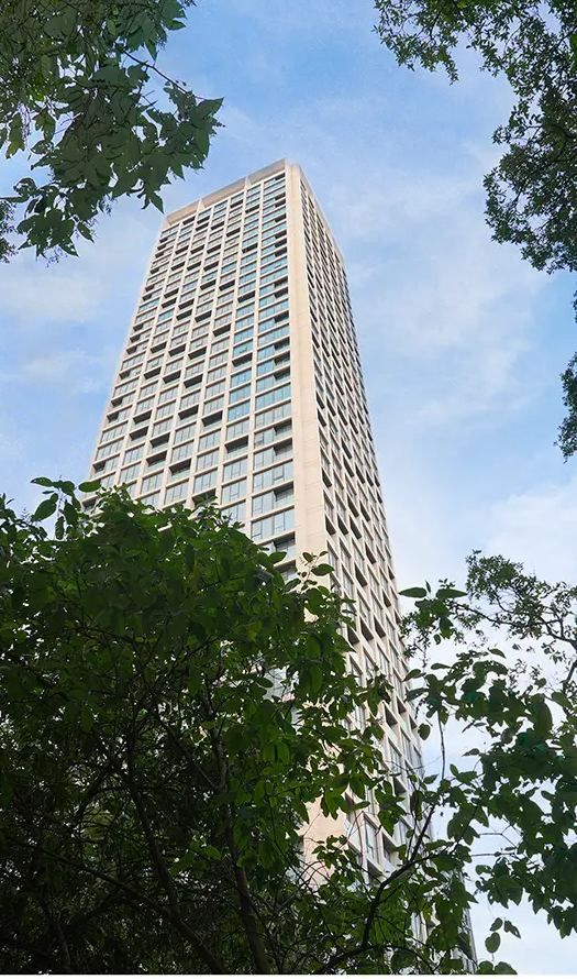 Una de las torres de NUA Poniente vista desde el bosque privado