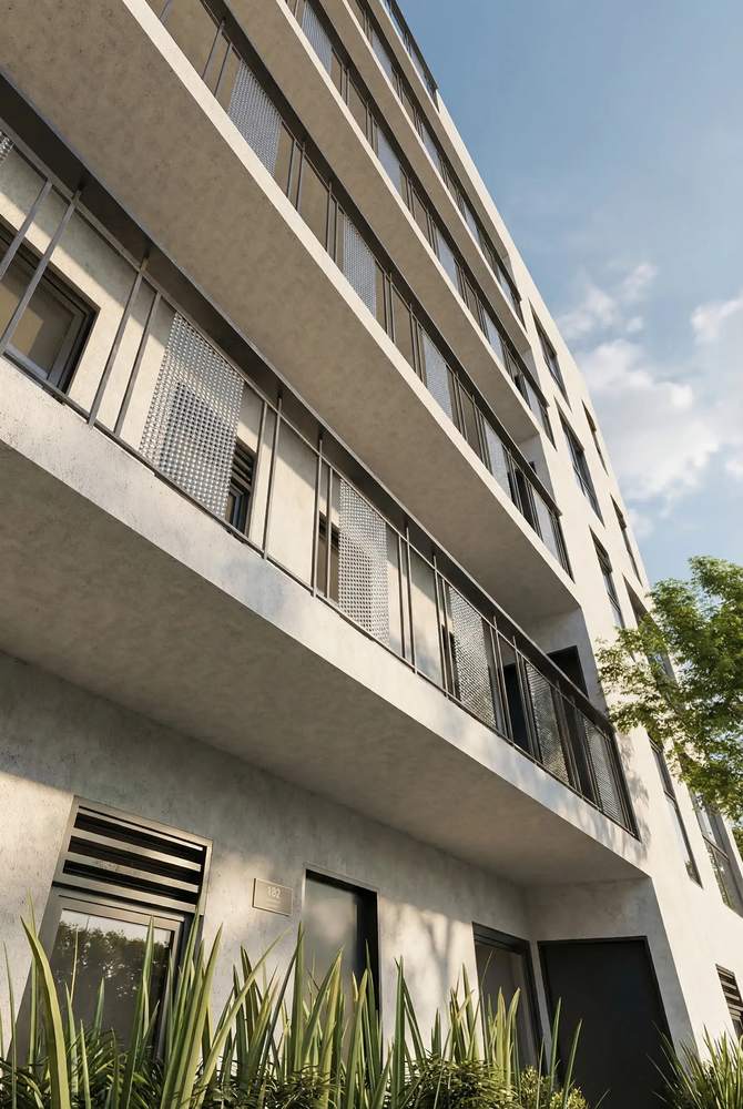 Fachada de José Martí 126 en concreto blanco y herrería negra
